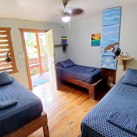 Roatan Backpackers' Hostel Sandy Bay Buitenkant foto