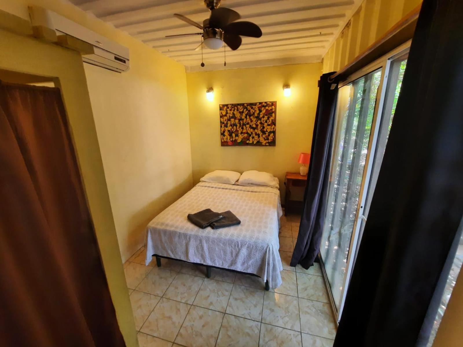 Roatan Backpackers' Hostel Sandy Bay Buitenkant foto