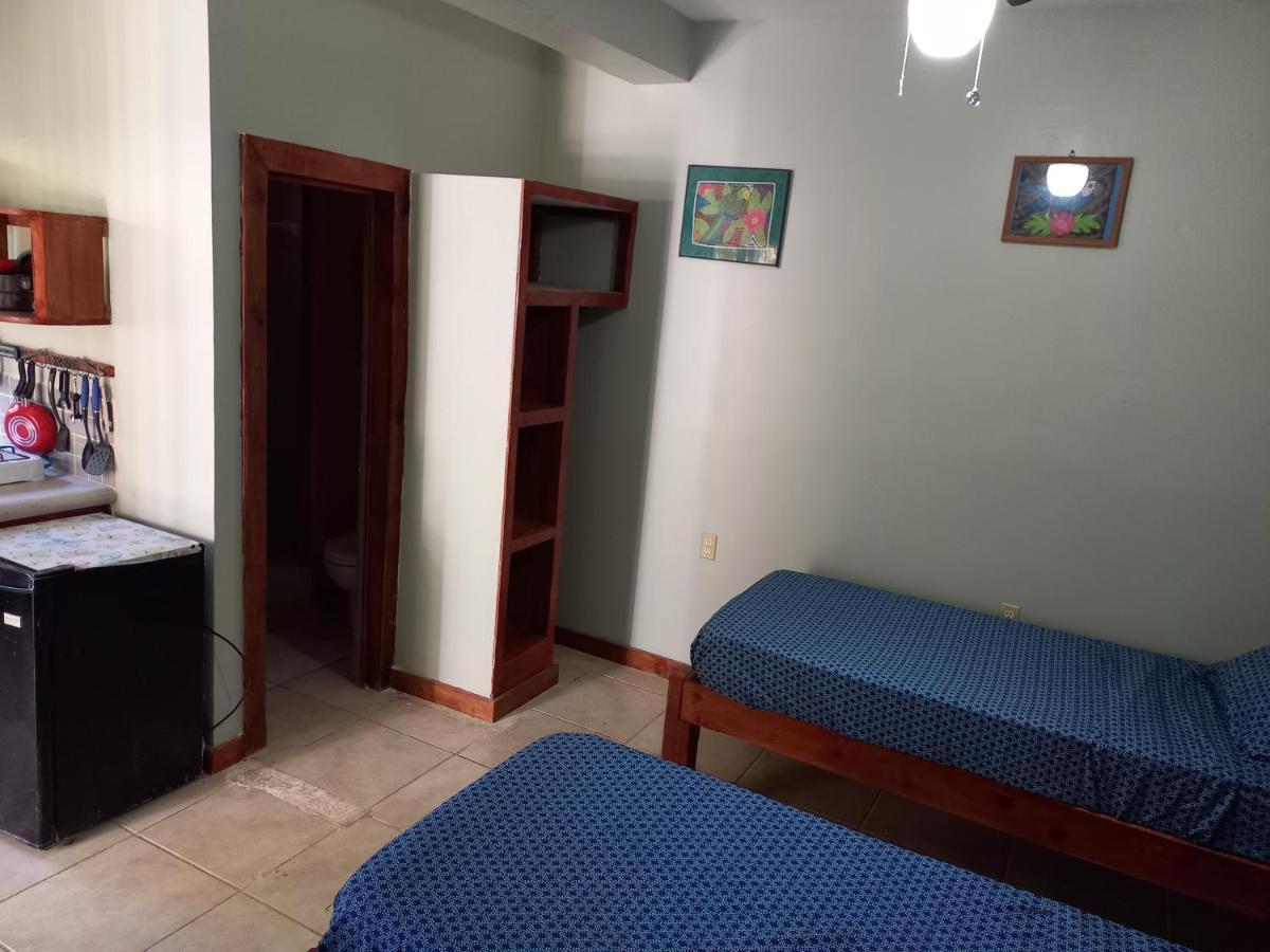 Roatan Backpackers' Hostel Sandy Bay Buitenkant foto