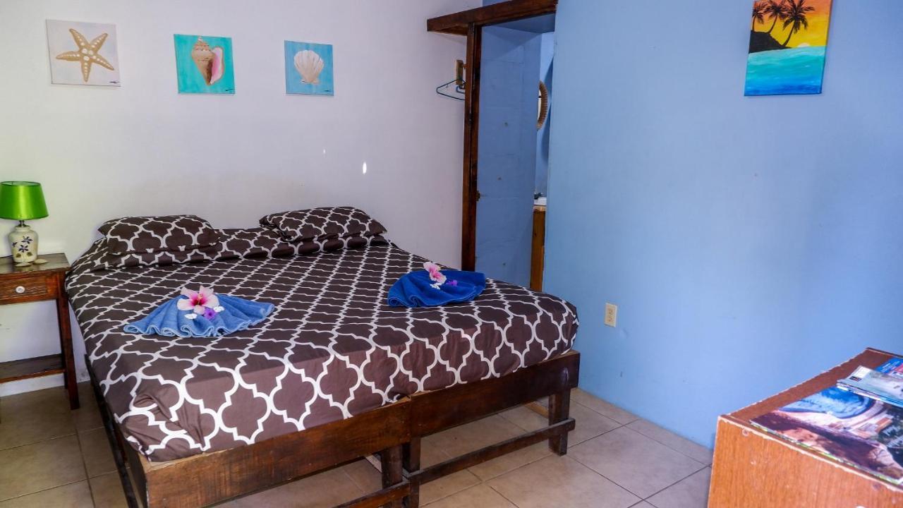Roatan Backpackers' Hostel Sandy Bay Buitenkant foto