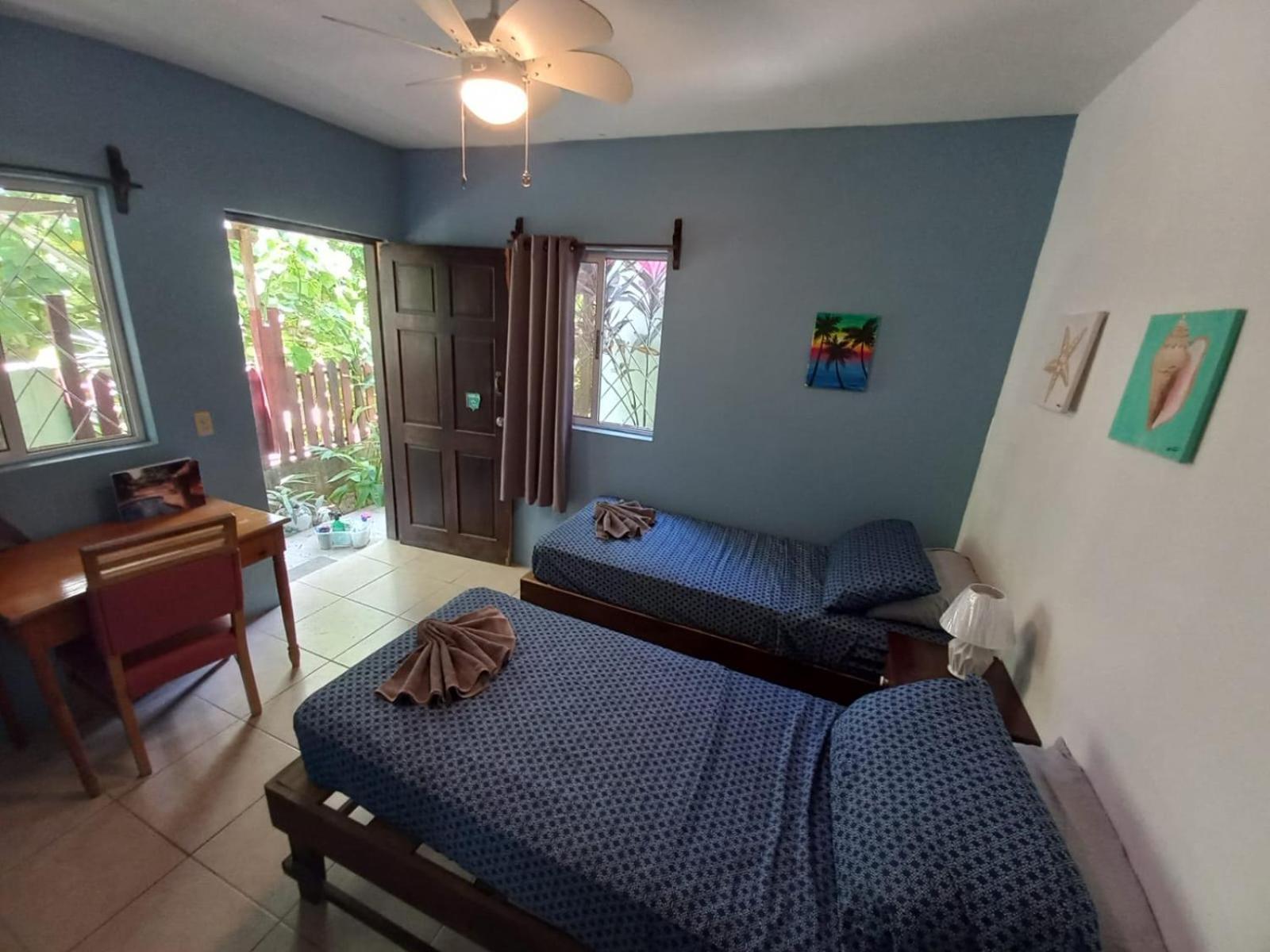 Roatan Backpackers' Hostel Sandy Bay Buitenkant foto