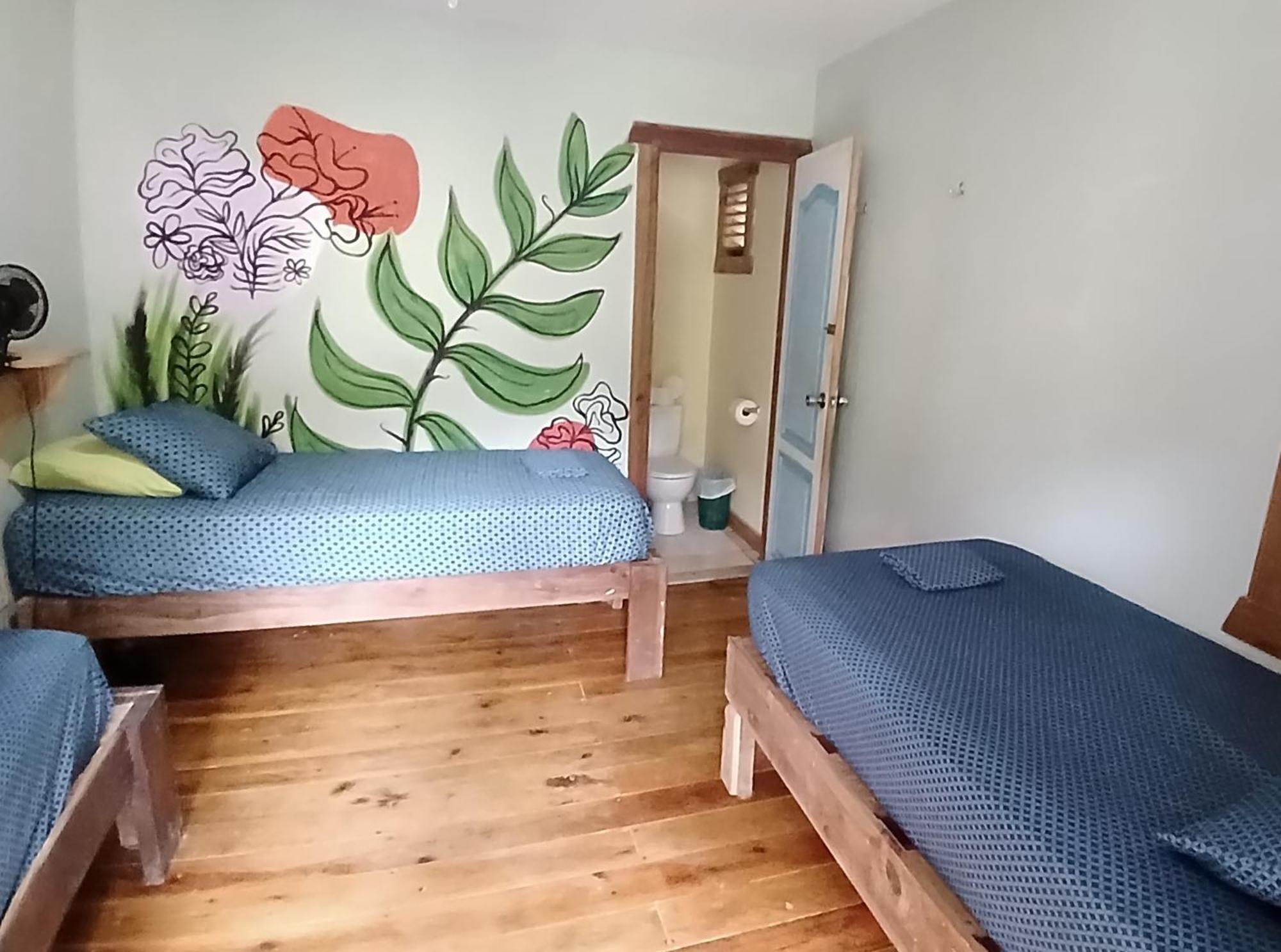 Roatan Backpackers' Hostel Sandy Bay Buitenkant foto