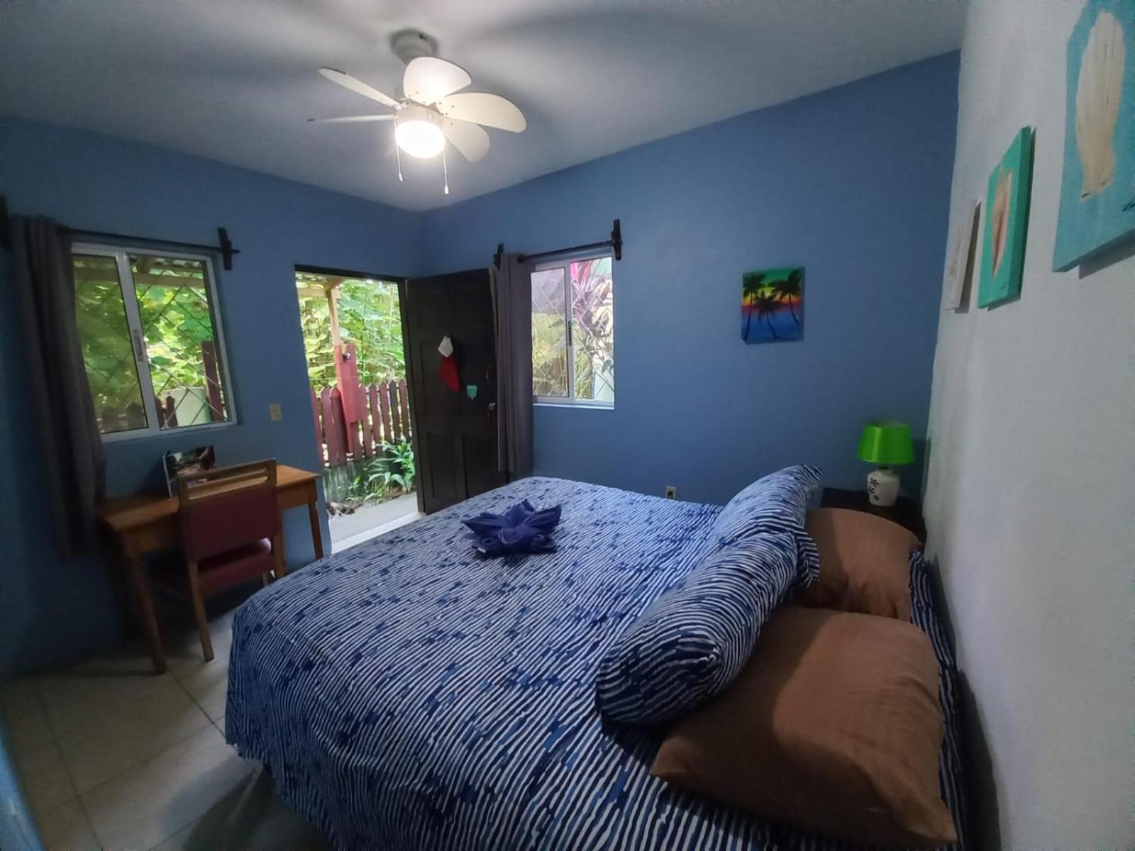 Roatan Backpackers' Hostel Sandy Bay Buitenkant foto