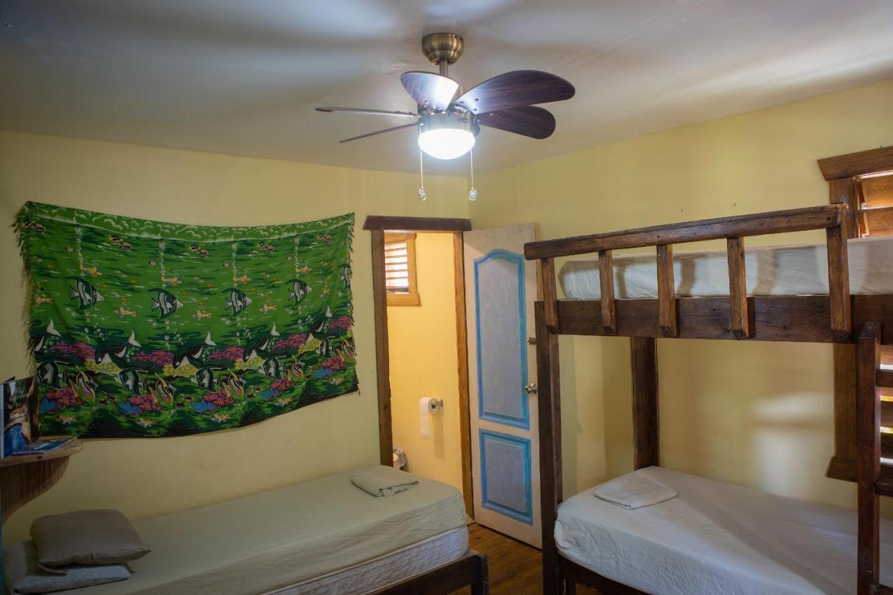 Roatan Backpackers' Hostel Sandy Bay Buitenkant foto